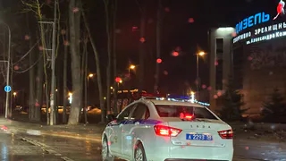 Бетономешалка упала в рязанской деревне, повредив забор и опору ЛЭП