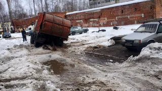 Не доехал: на Советской армии мусоровоз “ушел под землю”