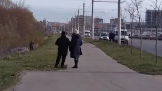 Возле ТЦ "Премьер" автомобиль вылетел с дороги: на месте работает скорая