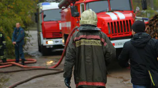В Канищеве из горящей квартиры пожарные спасли человека
