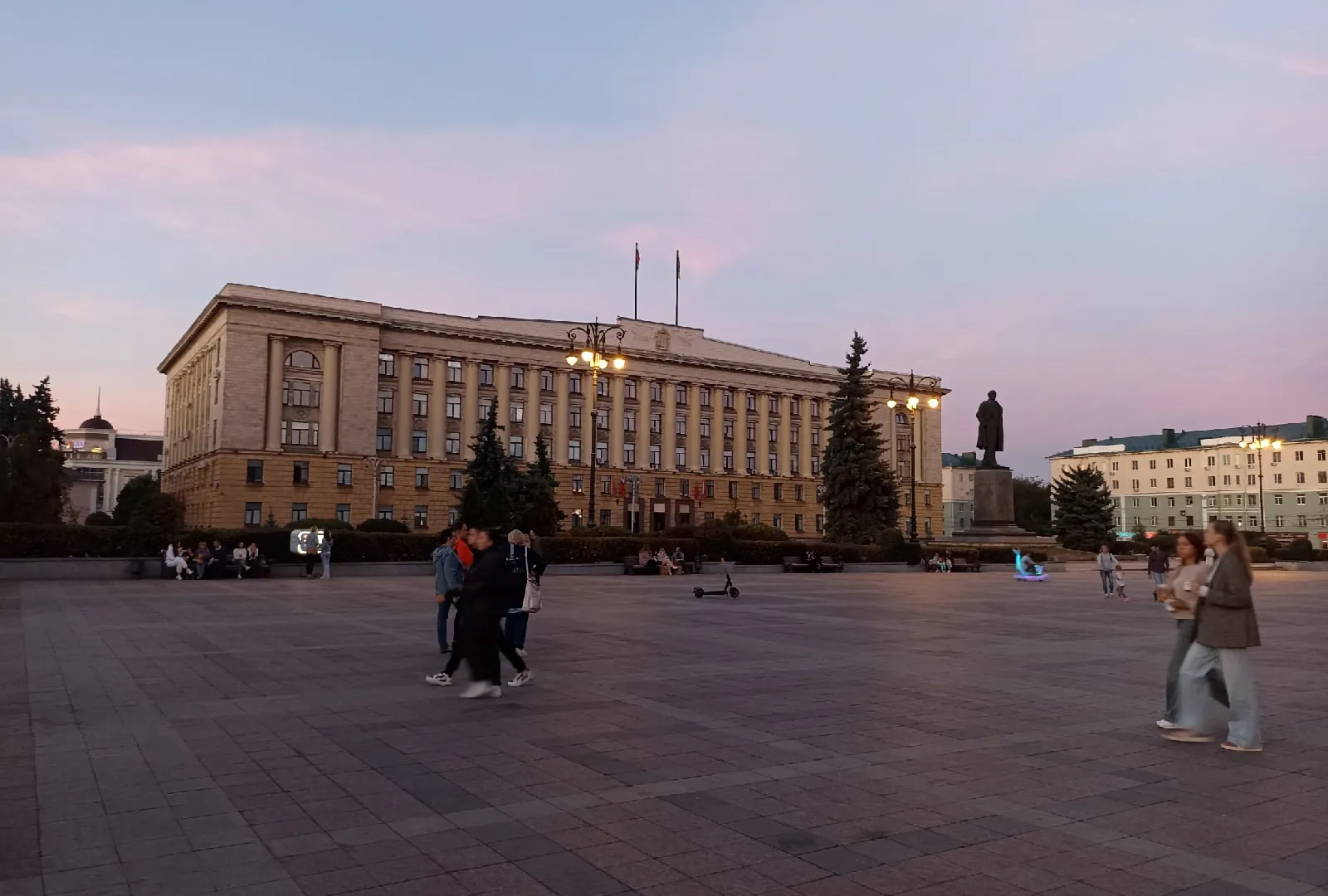 Выдадут абсолютно всем - работающим, и неработающим. Пенсионеров обрадовали прибавкой в 2700 рублей с 1 октября