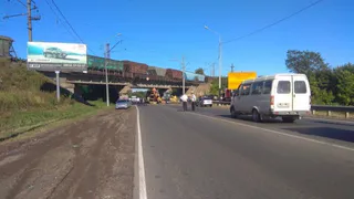 На Южной окружной грузовик застрял под железнодорожным мостом