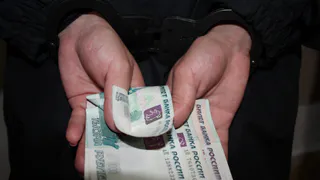 Двух рязанских полицейских, которые вымогали взятку, поймали с поличным