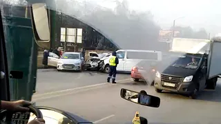 Авария на Московском: микроавтобус влетел в очередь машин на светофоре