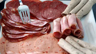 Названа лучшая колбаса для новогоднего стола: в составе мясо и специи — ничего лишнего