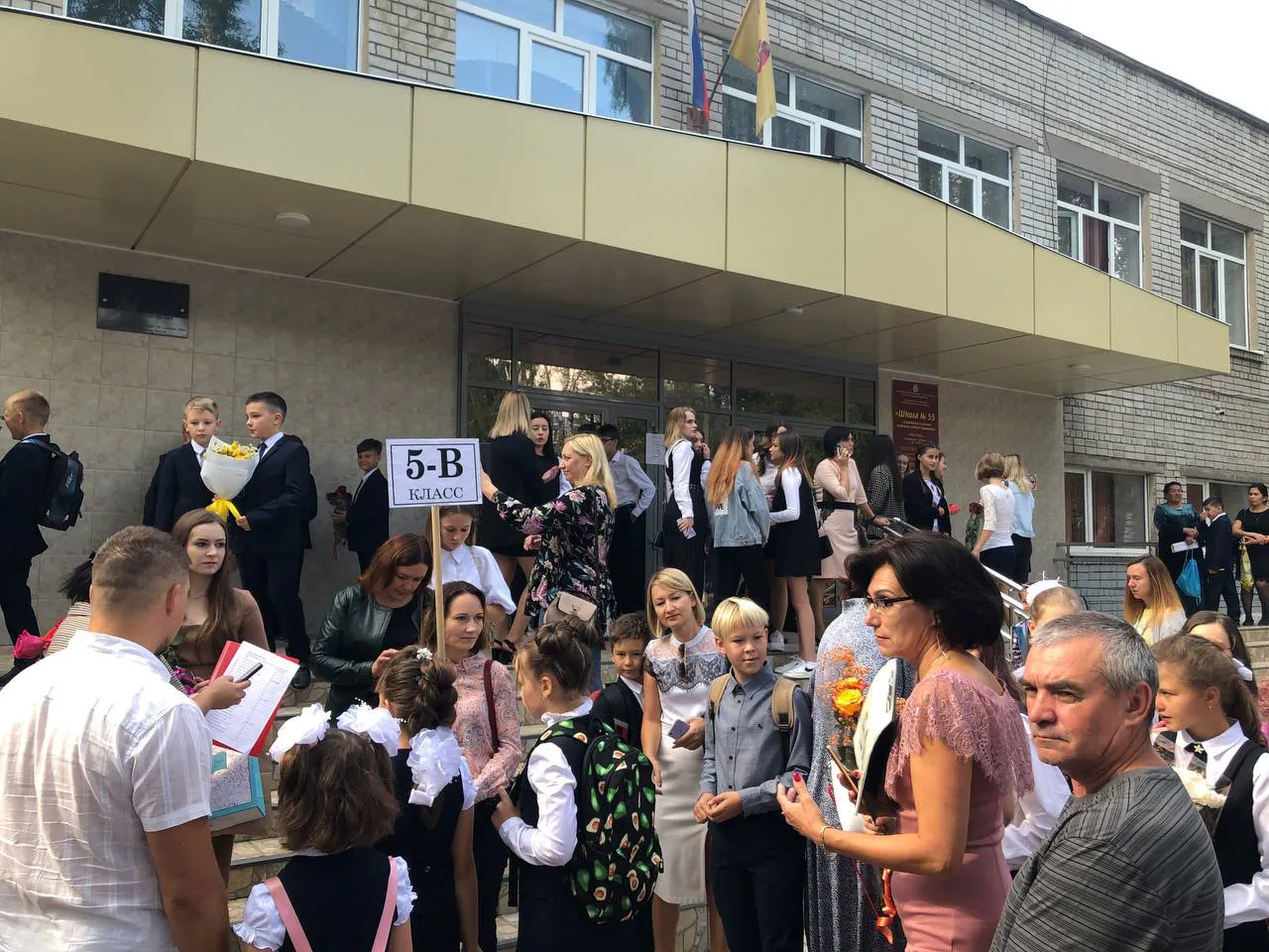 Россиянам решили дать 10 000 рублей на детей к 1 сентября. Названа дата прихода денег на карту