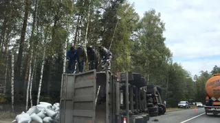Под Рязанью перевернулась фура. Видео с места ДТП