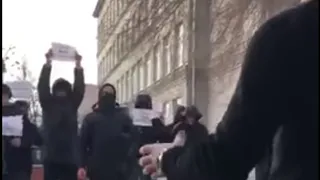Закидали мусором и яйцами: Хулиганы атаковали штаб Ксении Собчак в Рязани