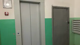 «Лифт ломается из-за протечек»: жители дома на Старореченской жалуются на бездействие