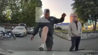 В Рязани неизвестный повредил автомобиль и напал на водителя у ЦПКиО в День России