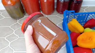 Каждый год после урожая перцев закрываю яркий сладко-острый соус: вкус получается потрясающий - зимой идеально и к сырной тарелке, и к мясу