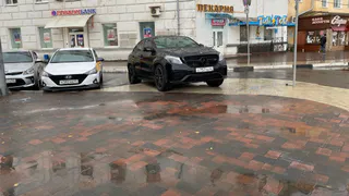 Полиция начала проверку из-за припаркованного на тротуаре в Рязани «Мерседеса»