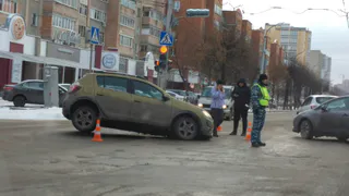 На улице Грибоедова автомобиль провалился в яму на дороге