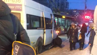 В Рязани девушка едва не выпала из распахнутой двери маршрутки