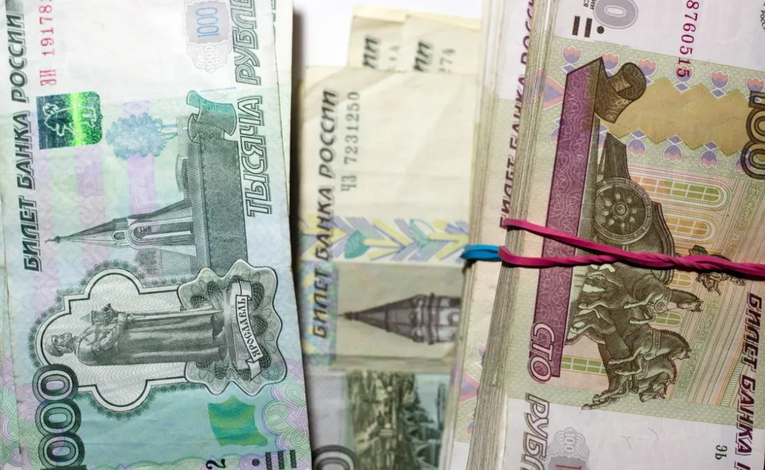 После январских каникул ваши деньги превратятся в "фантики"? Что делать с купюрами по 1000 и 5000 рублей