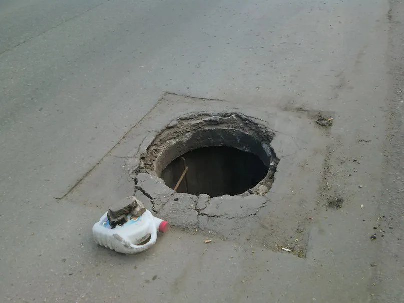 Рязанские водители гнут диски из-за открытого люка в центре города