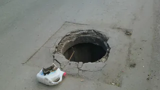 Рязанские водители гнут диски из-за открытого люка в центре города