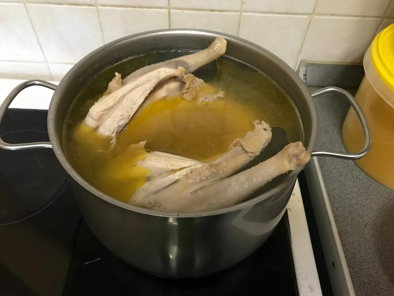 Почему вареная курица сухая, плотная, как бумага безвкусная: вот какие 3 ошибки делают многие хозяйки