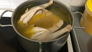 Почему вареная курица сухая, плотная, как бумага безвкусная: вот какие 3 ошибки делают многие хозяйки