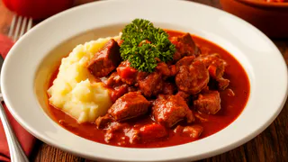 Рецепт мясного гуляша, который возвращает в детство: как мама готовила. И да — на второй день его никогда не остаётся