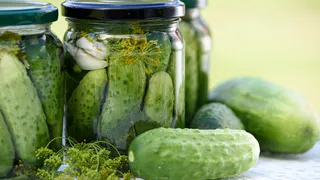 Секретный маринад, после которого огурцы остаются хрустящими и не плесневеют: опытные хозяйки готовы продать душу