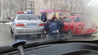 В сети появилось видео задержания водителя на Гагарина (видео)
