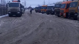 На нефтезаводе сотни водителей сутками вынуждены обходиться без еды и туалета