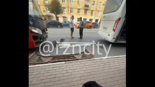 В Рязани водители автобусов устроили разборки после ДТП