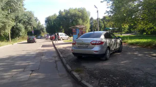 Некультурные водители продолжают оставлять свои автомобили в неположенных местах