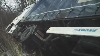 На трассе под Рязанью "КамАЗ" улетел в кювет