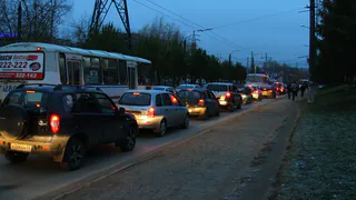 На Крупской запретят парковаться из-за уборки пыли