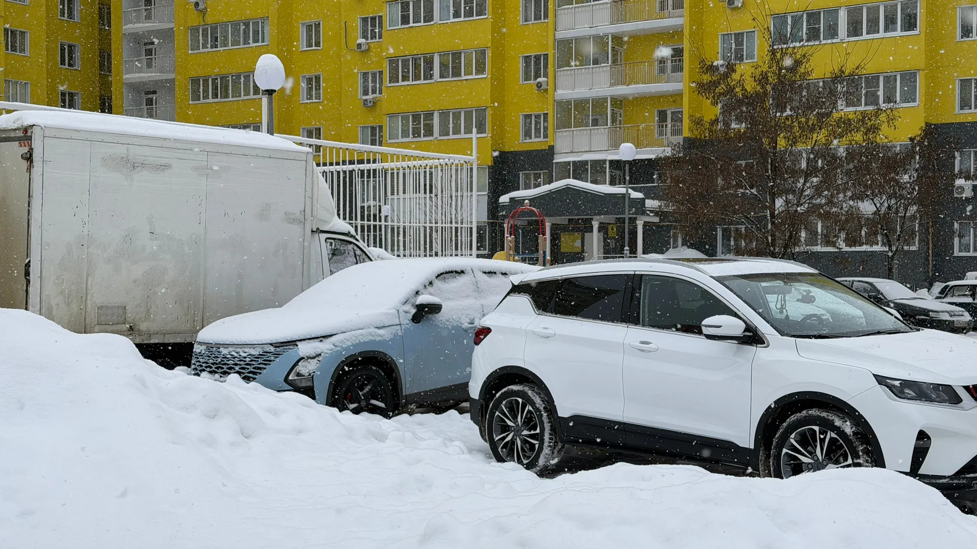 Почему многие водители стали снимать ветровики со стёкол: называем неочевидную причину