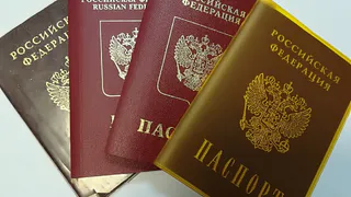 В России предложили отбирать у должников загранпаспорта