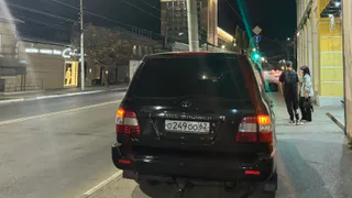 Автовладелец оставил внедорожник на тротуаре в центре Рязани