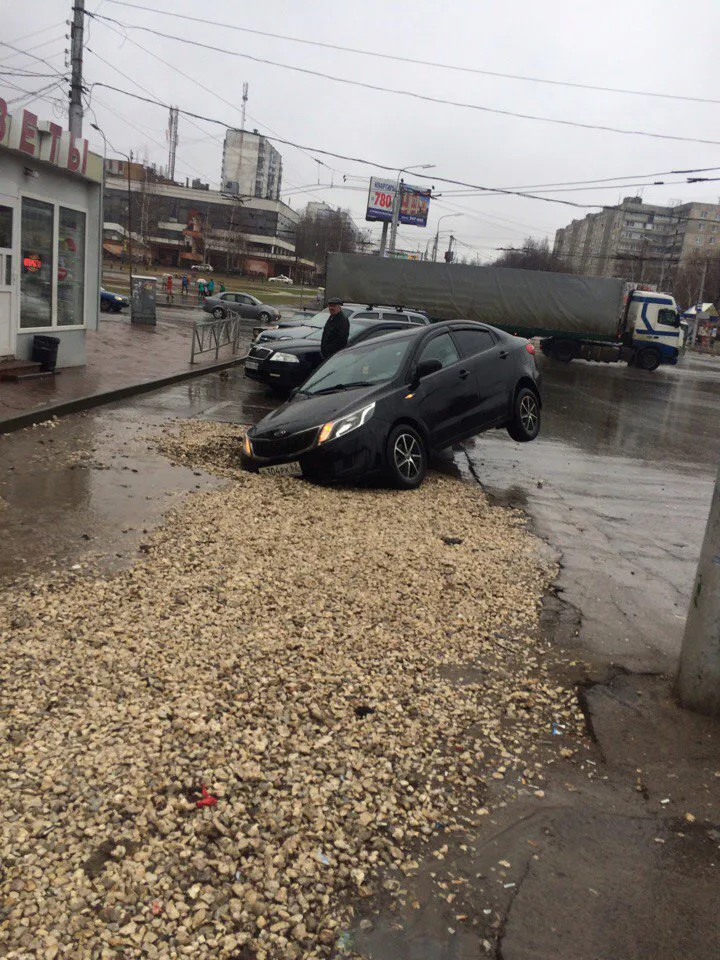 Народное фото: В Дашках провалился асфальт