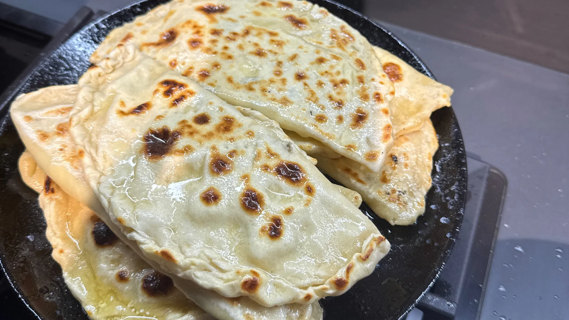 Вкуснее чем в булочной: кавказские лепешки "на пустом месте": 5 минут на сковороде - и гора хлеба готова