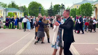 В Рязани у филармонии прошёл «Вальс Победы»: танцы, музыка и память о героях