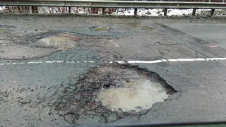 Опасная дорога на трассе М5 - из ямы торчит металлическая арматура