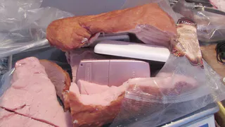 Курица-гриль, начиненная сотовыми телефонами, чуть не попала за решетку