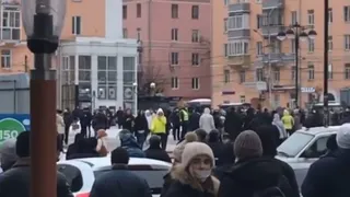 Началось: митингующие вышли на площадь Победы в Рязани