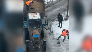Трактор застрял в Рязани на улице 4-й Новопавловский проезд у дома №12