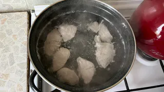 Нужно ли слить первую воду при варке мяса: шеф-повар раскрыл главную тайну. Запомните раз и навсегда