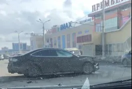 Авария на Московском: у "Премьера" посреди дороги стоит разбитая иномарка