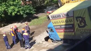 Мэрия прокомментировала случай с провалившимся под асфальт грузовиком