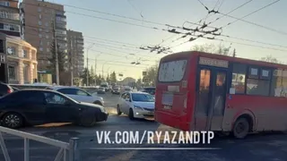 В центре Рязани столкнулись маршрутка №41 и Chevrolet