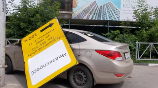 На улице Дзержинского на припаркованный автомобиль упал рекламный знак