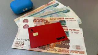 Каждый получит по 8000 рублей с 25 февраля. Деньги будут зачислены на карту «Мир»