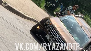 Пошел ко дну: на Касимовском шоссе иномарка провалилась в асфальт