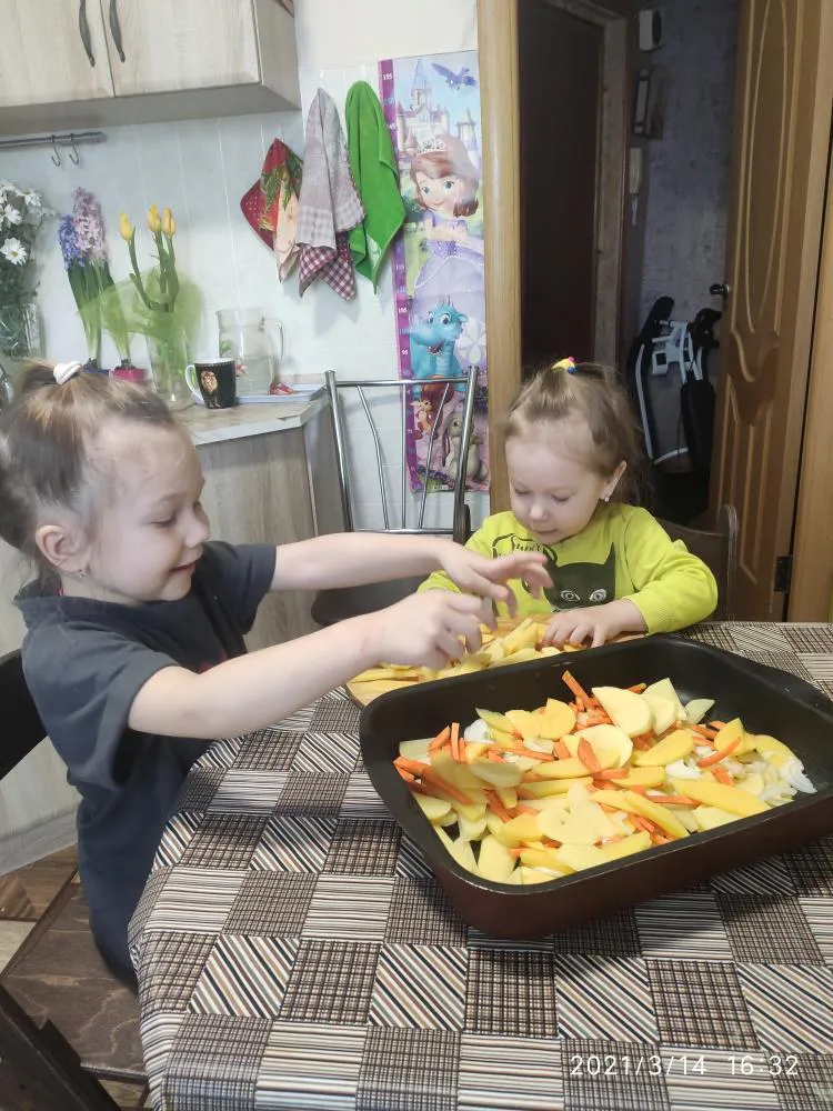 "Я у мамы молодец": рязанка гордится дочками, которые готовят картошку в духовке