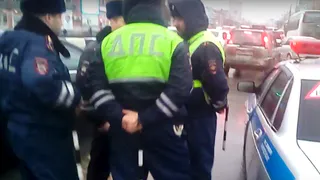 В центре Рязани сотрудники ДПС перекрыли дорогу водителю фуры